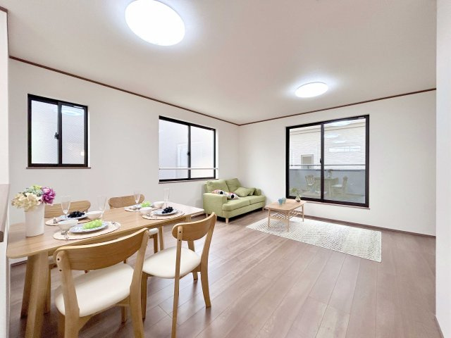 葛飾区奥戸４丁目　新築分譲住宅　全９棟の居間・リビング|【リビングダイニング】２面採光、明るいリビング♪暖かな光が射し込む、広々リビングダイニング　※写真は施工例です。