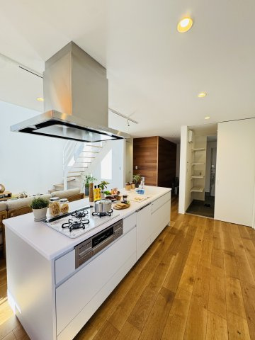 HAMATAKE MODERN TERRACE ― 南西角地に佇む、光と余白の湘南邸 ―のキッチン