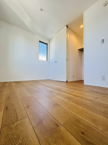 HAMATAKE MODERN TERRACE ― 南西角地に佇む、光と余白の湘南邸 ―の洋室