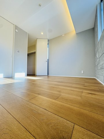 HAMATAKE MODERN TERRACE ― 南西角地に佇む、光と余白の湘南邸 ―の洋室