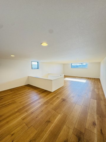 HAMATAKE MODERN TERRACE ― 南西角地に佇む、光と余白の湘南邸 ―の洋室