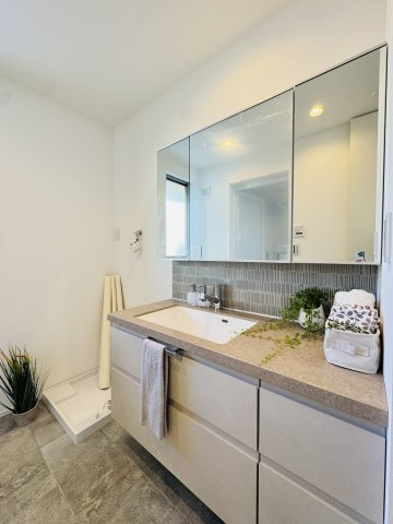 HAMATAKE MODERN TERRACE ― 南西角地に佇む、光と余白の湘南邸 ―の洗面所