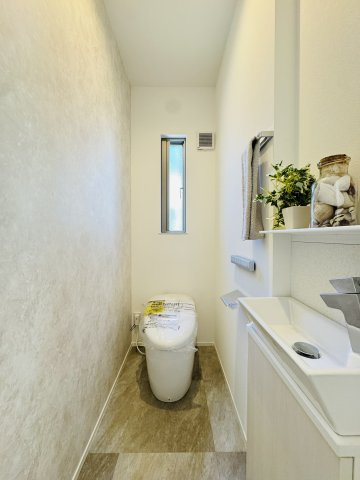 HAMATAKE MODERN TERRACE ― 南西角地に佇む、光と余白の湘南邸 ―のトイレ