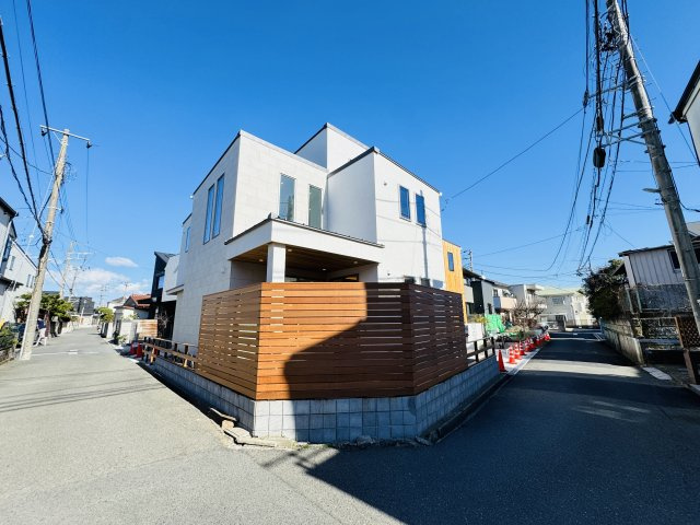 HAMATAKE MODERN TERRACE ― 南西角地に佇む、光と余白の湘南邸 ―の前面道路含む現地写真