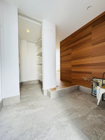 HAMATAKE MODERN TERRACE ― 南西角地に佇む、光と余白の湘南邸 ―の玄関