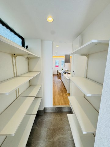 HAMATAKE MODERN TERRACE ― 南西角地に佇む、光と余白の湘南邸 ―の玄関