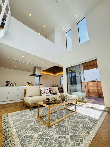 HAMATAKE MODERN TERRACE ― 南西角地に佇む、光と余白の湘南邸 ―の居間・リビング