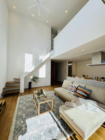 HAMATAKE MODERN TERRACE ― 南西角地に佇む、光と余白の湘南邸 ―の居間・リビング