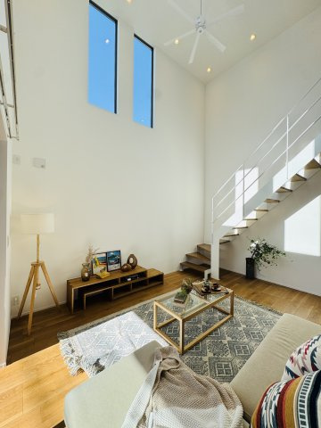 HAMATAKE MODERN TERRACE ― 南西角地に佇む、光と余白の湘南邸 ―の居間・リビング