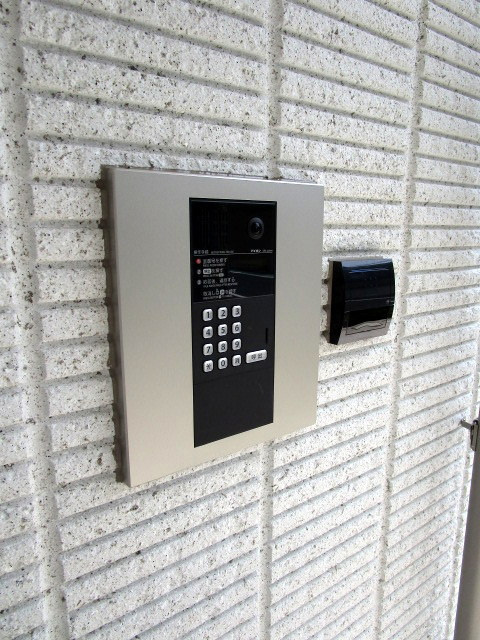 Ｍｏｍｉｊｉ　下北沢のセキュリティ|オートロック付きのエントランス