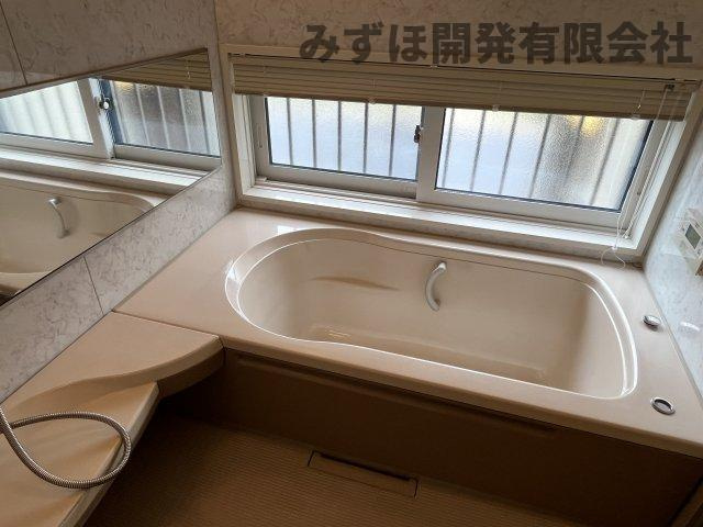新庄市大字萩野字赤坂324-1の浴室|窓から光も差し込むゆったりとした浴室です