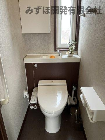 新庄市大字萩野字赤坂324-1のトイレ|1階2階に2か所設置のトイレは落ち着いた空間です