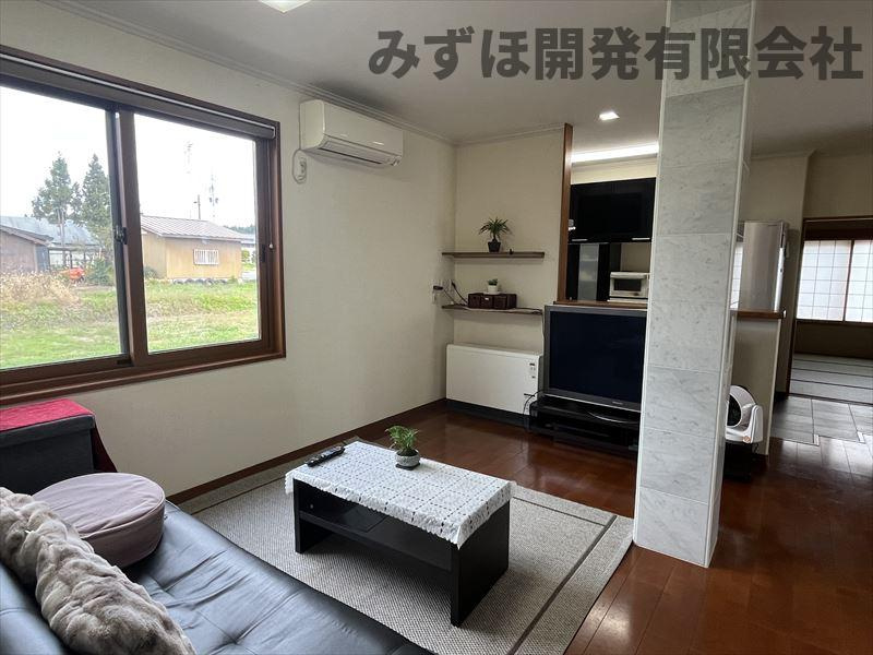 新庄市大字萩野字赤坂324-1のキッチン|ダイニングにソファーセットを置いています