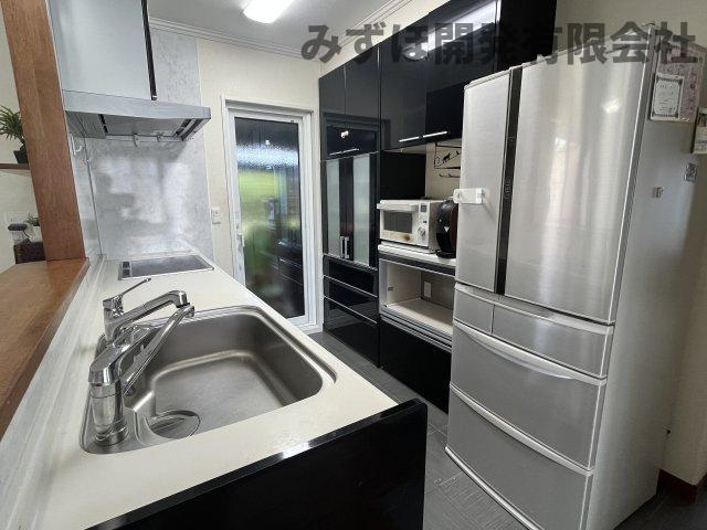 新庄市大字萩野字赤坂324-1のキッチン|背面の収納スペースが使いやすく並んでいます