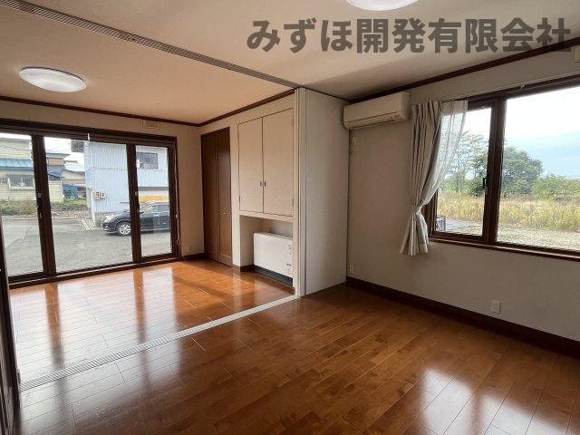 新庄市大字萩野字赤坂324-1の洋室|大きな窓から広い庭も望めます