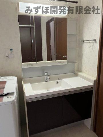 新庄市大字萩野字赤坂324-1の独立洗面台|大きな鏡と広い洗面台で快適です