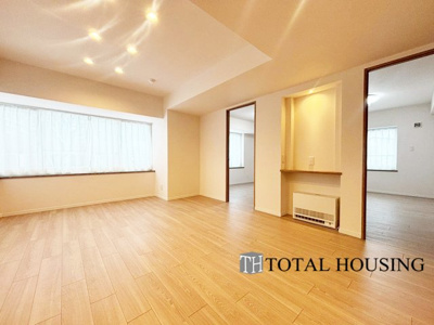 【居間・リビング】 | パルク宮の沢イースト | 大きな窓辺からの日差しが暖かい室内は、自然と住まう人の気分も明るくなり、リビングでの素敵なワンシーンが演出されます♪