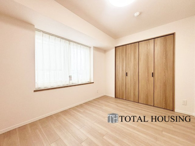 【洋室】 | パルク宮の沢イースト | 洋室　約5.7帖
大きな窓からたっぷりの日差しが降り注ぐ明るい室内です。気持ちの良い朝日を受けて、目覚めの良い健康的な朝を迎えられそうです。