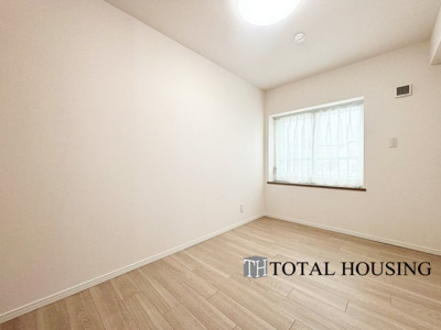 【洋室】 | パルク宮の沢イースト | 洋室　約5.7帖
シンプルな内装はどんな家具ともぴったり。お好みのテイストに仕上げていくのも楽しみの一つです。