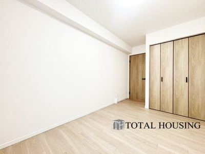 【洋室】 | パルク宮の沢イースト | 洋室　約5.7帖
充分な広さと収納機能を備えた部屋はお子様の自発性と成長を促します。お子様の成長を支える、勉強や好きなことに没頭する学びの空間にどうぞ。