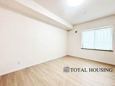 【洋室】 | パルク宮の沢イースト | 洋室　約7.3帖
アクティブで充実した日常を過ごすからこそ、毎日のリラックスタイムは大切にしたいですね。落ち着いたトーンとナチュラルな風合いが心地良いお部屋は、主寝室にも最適です。