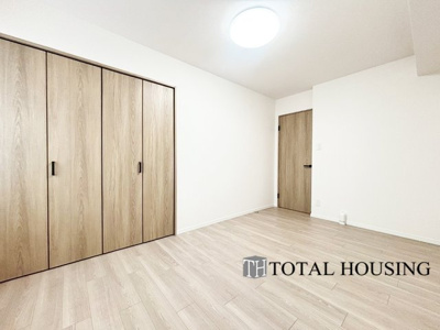 【洋室】 | パルク宮の沢イースト | 洋室　約7.3帖
広々とした居住空間は日々の暮らしを彩り、心のやすらぎと満足感を与えてくれます。通風と採光を考慮した設計は子供たちはのびのび育ち、家族でくつろぎと団らんを生み出します。