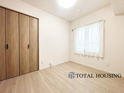 【洋室】 | パルク宮の沢イースト | 洋室　約5.0帖
家族一人ひとりの大切なプライベート空間。趣味に合わせて使って頂けるようシンプルに仕上げてあります。暮らし心地を大きく左右する収納を、適材適所に配置し使い勝手を考慮しました。