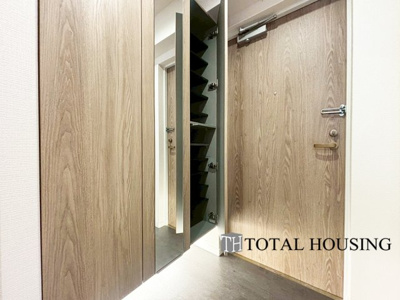 【玄関】 | パルク宮の沢イースト | 出勤前の身支度チェックに欠かせない姿見を玄関に備え付けました。気持ちの良い一日の始まりは笑顔でスタート！