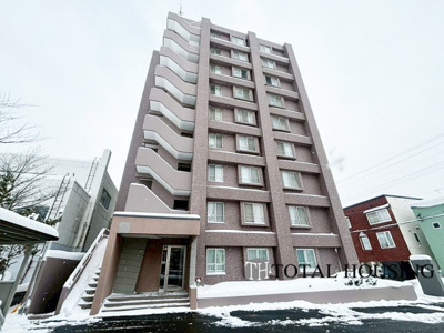 【外観】 | パルク宮の沢イースト | 流行に左右されず、将来にわたって価値が継続する「上質」な佇まい。おしゃれな雰囲気や自然の潤い、親しみやすさといった暮らしを豊かにしてくれる住空間です。