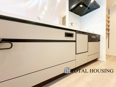 【キッチン】 | パルク宮の沢イースト | 作業しやすい広さのキッチンです。奥にはパントリーとして使用できる収納スペースが設置されており、必要な物を直接出し入れ可能です。快適な家事動線が確保され、スムーズな食事作りができます。