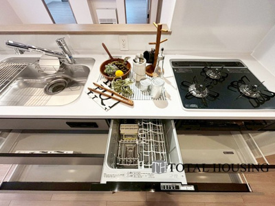 【キッチン】 | パルク宮の沢イースト | 食器洗乾燥機付きで家族の食器もピカピカ。後片付けもラクラクこなせて、日々の生活には欠かせない便利設備。環境にもママの手にも優しいのがうれしいですね。