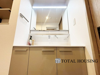 【独立洗面台】 | パルク宮の沢イースト | 洗面台には三面鏡を採用。身だしなみを整えやすい事はもちろんですが、鏡の横に収納スペースを設ける事により、散らかりやすい洗面スペースをすっきりさせる事が出来るのも嬉しいですね