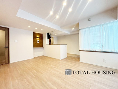 【居間・リビング】 | パルク宮の沢イースト | 約16.8帖の広々としたリビングが魅力的♪日当たりもよく居心地の良い空間です。家族とのコミュニケーションが自然と弾むような仕様は、住む人に笑顔をという想いが込められています。