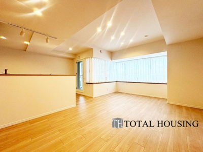 【居間・リビング】 | パルク宮の沢イースト | 通風・採光に優れ、優しく心地よい光と風が溢れています。豪華で贅沢な素晴らしい居住性と、心を満たすハイクオリティが見事に調和した住み心地を心ゆくまでご堪能ください。