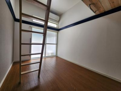 嵯峨野レジデンスの居間・リビング|洋室