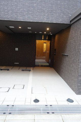 ジオエント本郷三丁目のエントランス