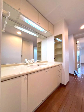 ロイヤルシャトー新札幌の独立洗面台