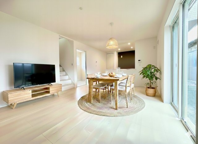 磐田市池田　第1期　2号棟の居間・リビング|LDKに家具を配置してみました。イメージ画像です。