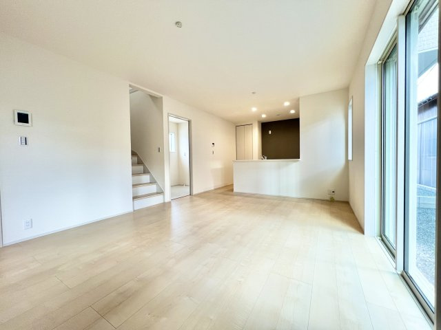 磐田市池田　第1期　2号棟の居間・リビング|白を基調とした室内で、どんな家具とも相性の良いリビング空間です。