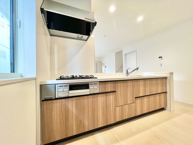 磐田市池田　第1期　2号棟のキッチン|木目調のデザインが空間に温かみを与える、使い勝手の良いキッチンです。