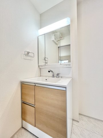 磐田市池田　第1期　2号棟の独立洗面台|三面鏡タイプの洗面化粧台で、収納力があり洗面まわりをすっきり保てます。