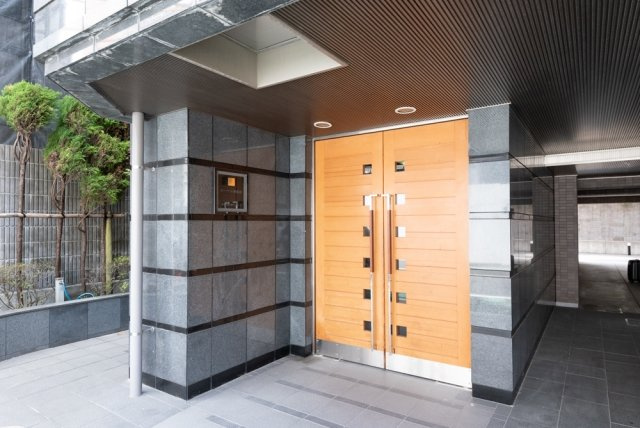 新宿区東五軒町の賃貸マンションのエントランス