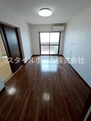 ゴールデンハウス小坂井の居間・リビング