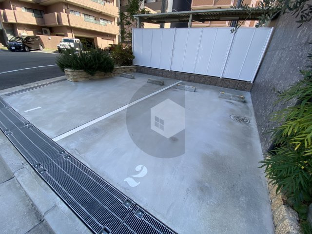 ラドゥセール荒本の駐車場