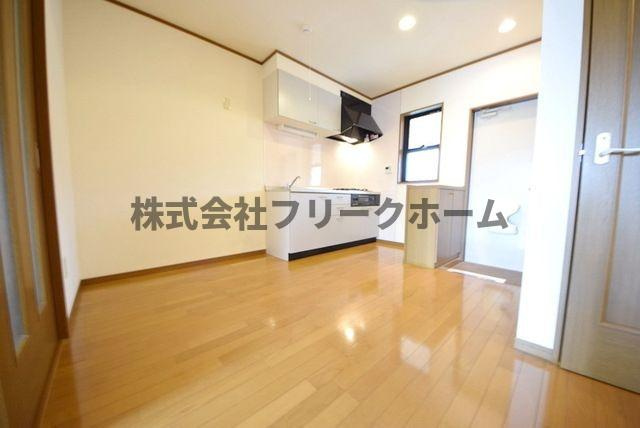 三鷹市井の頭１丁目のアパートの居間・リビング