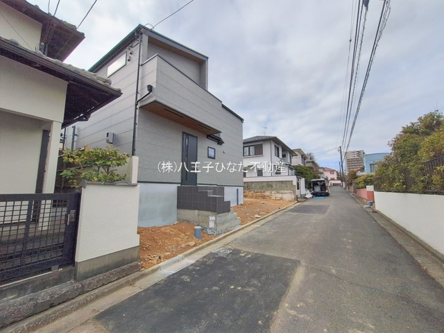 『八王子市新築戸建て』八王子市めじろ台3-18-14【仲介手数料無料】　２期の前面道路含む現地写真|～仲介手数料無料☆八王子ひなた不動産～八王子市めじろ台　新築戸建て