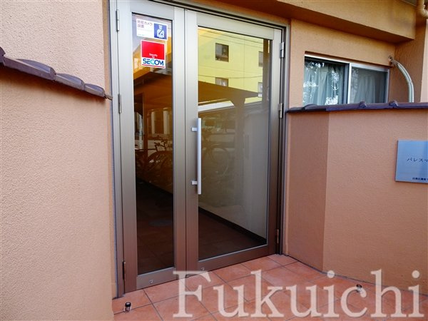 パレスマンションのエントランス