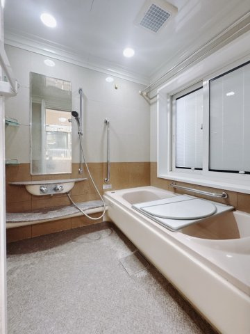 【中古戸建】足利市常見町1丁目の浴室|■浴室｜大人が足を伸ばしても入れる広々浴槽ですので、肩まで浸かって体全体をしっかり温められます。大きな窓がついておりますので、湿気で篭りがちなバスルームも換気することができます( ＾＾ )