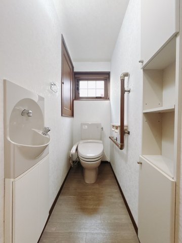 【中古戸建】足利市常見町1丁目のトイレ|■トイレ｜1階と2階にトイレがございます♪壁には小物を置けるスペースがあるのでトイレットペーパーのストックを置いておくのにも便利です♪写真などを飾ってもおしゃれですね♪