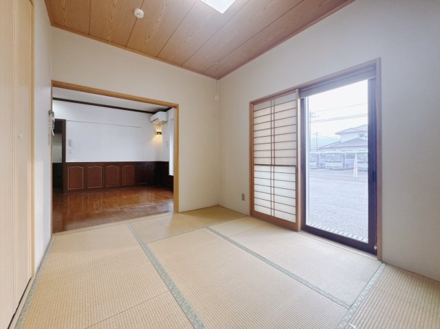【中古戸建】足利市常見町1丁目の和室|■和室｜「続き間の和室」は、戸を開ければ大空間、閉じれば個室として活用できるのでお子様の遊び場や客間としても便利です♪